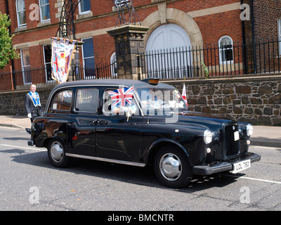 Orangefest, 12 luglio 2009 arancione sfilata attraverso il centro di Belfast. Solo uno dei tanti cortei in Irlanda del Nord. Foto Stock