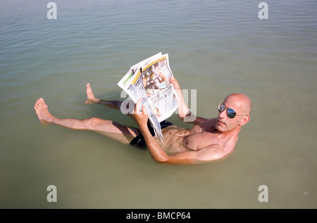 Nuotatore nel Mar Morto Foto Stock