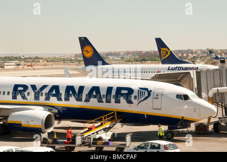 Lufthansa e Ryanair aeroplani in attesa all'aeroporto di Madrid per l'imbarco di passeggeri Foto Stock