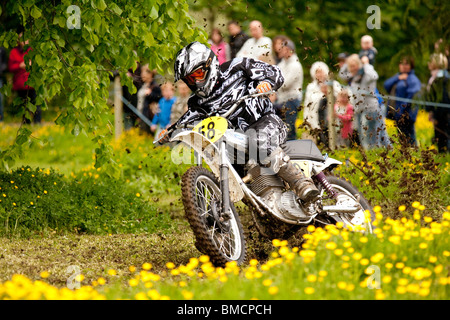 Classic demo di motocross presso la Baronia College open day moto racing attraverso il campo della molla renoncules vicino a Dumfries Regno Unito Foto Stock