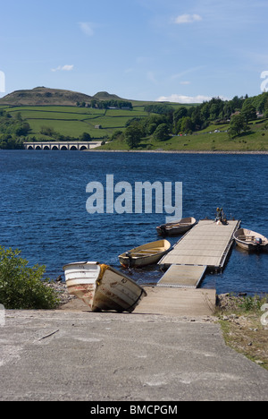 Jetty & barche sul serbatoio Ladybower nel Parco Nazionale di Peak District Foto Stock