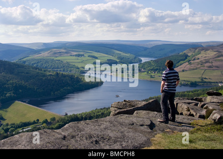 Persona guardando sopra Bamford bordo verso Ladybower serbatoio nel Parco Nazionale di Peak District, REGNO UNITO Foto Stock