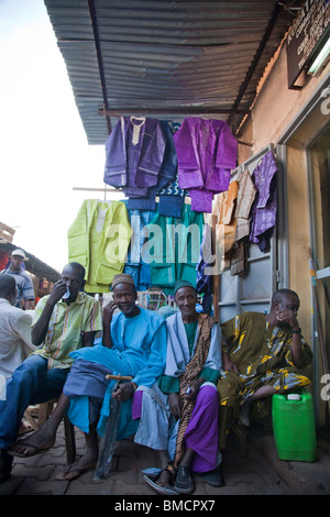 Un negozio nella Grand Marche di Bamako, in Mali vende pezzi colorati di capi di abbigliamento. Foto Stock