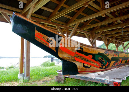 Decorazioni scolpite in legno cerimoniale canoe da guerra Cape Mudge Village riserva nativa sud Quadra Island BC Kwa'Kwa'Ka'Wa'Kw cultura Foto Stock