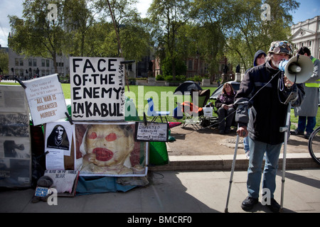 Brian Haw (nato nel 1949) è famosa per il fatto di vivere in un accampamento della pace a Londra in piazza del Parlamento dal 2001 come un anti-guerra di protesta. Foto Stock