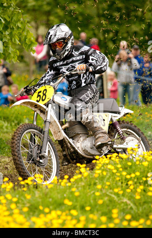 Classic demo di motocross presso la Baronia College open day moto racing attraverso il campo della molla renoncules vicino a Dumfries Regno Unito Foto Stock