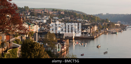 Regno Unito, Inghilterra, Devon, Dartmouth, elevati vista panoramica di riverfront, mattina Foto Stock