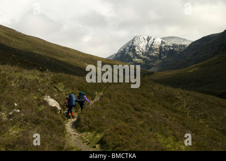 Walker in Glen na Sguaib con Beinn Dearg dietro, Inverlael foresta, a est di Ullapool, regione delle Highlands, Scotland, Regno Unito Foto Stock