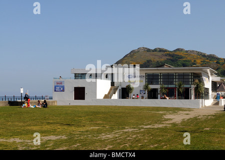 Il lungomare di Bray guardando verso la testa di Bray cittadina sul mare a sud di Dublino in County Wicklow Irlanda meridionale bar sulla spiaggia Foto Stock