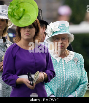 La Gran Bretagna è la Regina Elisabetta II con la nipote Principessa Eugenie at Royal Ascot cavallo di razza in riunione nel 2009 Foto Stock