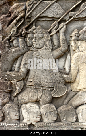 Bassorilievi raffiguranti la burrificazione del mare di latte dal mito indù. Galleria Orientale, Angkor Wat, Cambogia Foto Stock