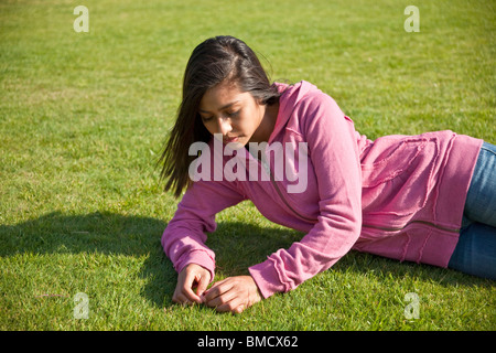 Rilassante Teen rilassato 15-17 anni riflette la meditazione medita ponderando gravi pensieri la diversità multiculturale riflessivo sognante vista laterale © Myrleen Pearson Foto Stock