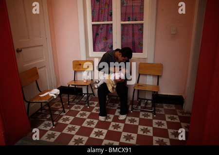 Enrique Viveros gioca con la sua uno-anno-vecchio figlia Alondra in un ricovero per malati cronici i bambini in Città del Messico. Foto Stock