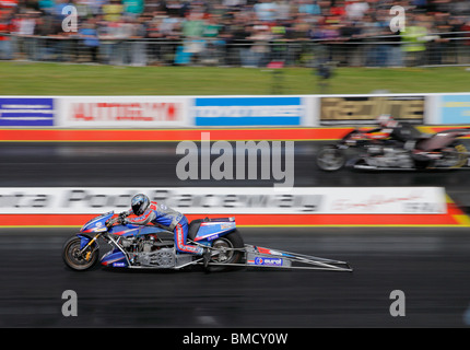 Top Fuel drag bikes a Santa Pod, cavalcato da René van den Berg nearside, Kai Selkamaa lato lontano. Foto Stock