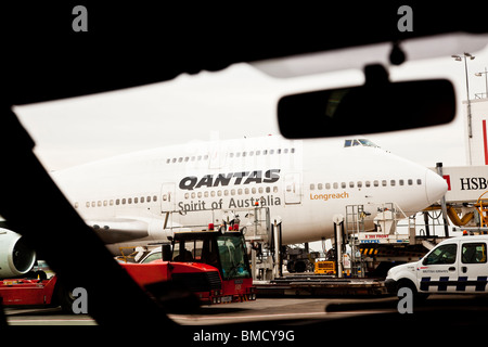 Un Qantas Airways Boeing 747-400 si erge un gate all'aeroporto di Heathrow di Londra Foto Stock
