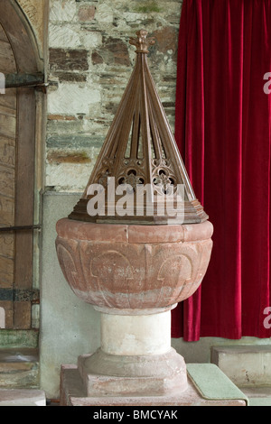 Regno Unito, Inghilterra, Devon, Dittisham, la chiesa di San Giorgio, storico normanno di arenaria rossa Font Foto Stock