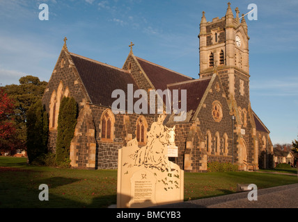 Trinità santa chiesa cattolica in Westbury Tasmania con il monumento al suo cavallo amorevole padre fondatore James Hogan 1825-1899 Foto Stock