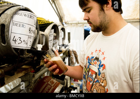 Un lavoratore di barra di colata di una pinta di real ale presso il cerchio del Festival della birra in Essex. Foto di Gordon Scammell Foto Stock