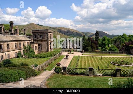 Ilam Hall e giardini formali guardando verso Ilam Chiesa e Thorpe Cloud in background Foto Stock