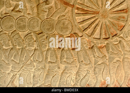 Bassorilievi raffiguranti la burrificazione del mare di latte dal mito indù. Galleria Orientale, Angkor Wat, Cambogia Foto Stock