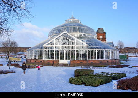 Il Palazzo del Popolo e giardini invernali in Glasgow Foto Stock