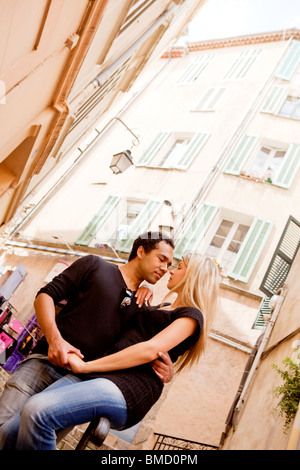 Una felice unione giovane in un piccolo e pittoresco street Foto Stock