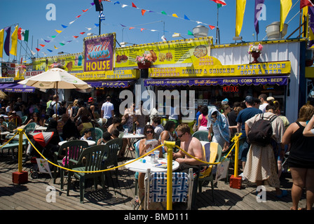 Beachgoers cenare presso il Grill House sul Boardwalk durante il weekend del Memorial Day a Coney Island a Brooklyn in New York Foto Stock