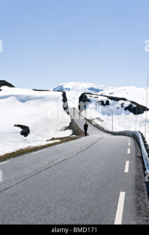 Il taglio in strada in coperta di neve montagne vicino Skjelingen Sogn Norvegia Foto Stock