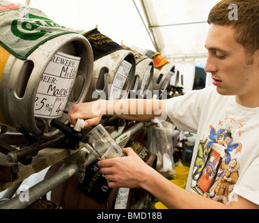 Un lavoratore di barra di colata di una pinta di real ale presso il cerchio del Festival della birra in Essex. Foto di Gordon Scammell Foto Stock