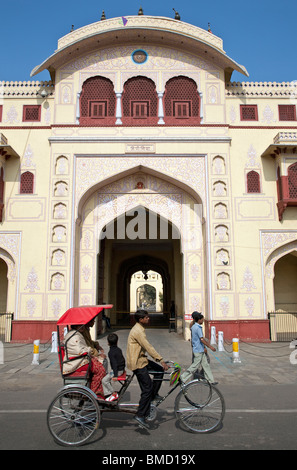 Risciò ciclo di fronte Tripolia gate. Ingresso al Palazzo di Città. Jaipur. Il Rajasthan. India Foto Stock