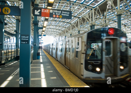 Un Q treno arriva alla Stillwell Avenue terminale in Coney Island a Brooklyn in New York sistema di metropolitana Foto Stock