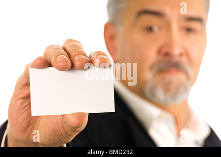 Imprenditore mostra il suo business card - basta aggiungere il vostro testo! Grave, anche infelice guarda sul suo volto. Foto Stock