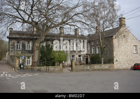 ex ostello della gioventù castleton originariamente castleton hall in market place nel villaggio di castleton derbyshire inghilterra regno unito Foto Stock