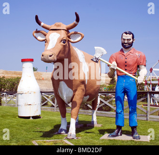 La marmitta uomo e vacca a una fattoria di Libertyville Illinois Foto Stock