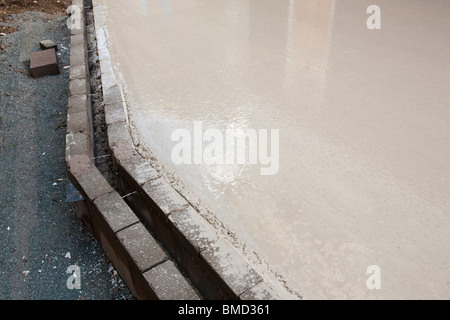 Calcestruzzo che viene versato per una casa piano di estensione. Foto Stock