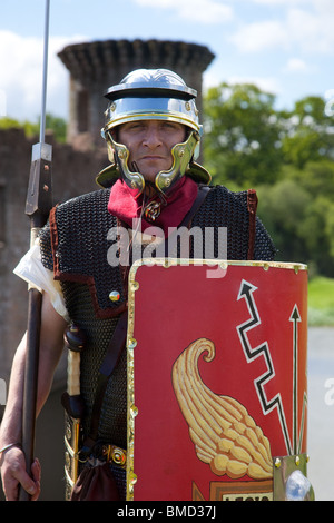 Soldato armato di The Antonine Guard, rievocazione legionario, al Caerlaverock Castle, uniformata centurione romano gladiatore presso l'evento militare, Scozia Foto Stock