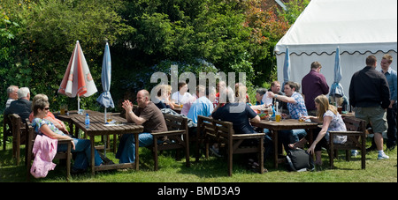 I clienti seduti in giardino dell'Hoop Public House in magazzino in Essex. Foto di Gordon Scammell Foto Stock