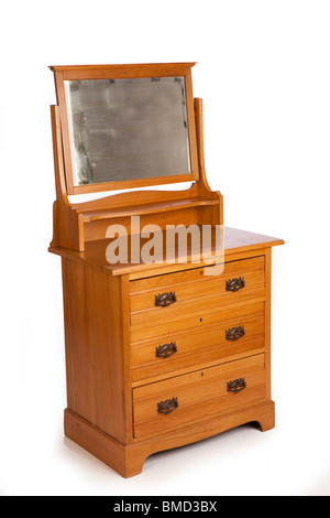 Arredamento vittoriano in ritardo o Edwardian, noce 3 cassetto specchiera con art nouveau maniglie in metallo Foto Stock