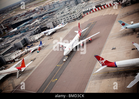 Un Virgin Atlantic Boeing 747-400 trainato lontano dalla sua porta dal terminal 3 a Heathrow Airport London Inghilterra England Foto Stock
