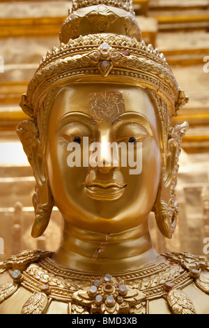 Statua dorata permanente al Wat Prathat Doi Suthep, Chiang Mai, Thailandia. Foto Stock