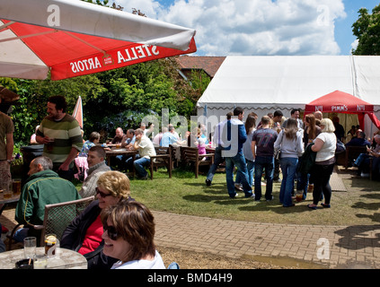 Persone nel giardino della cerchiatura public house in Essex. Foto di Gordon Scammell Foto Stock