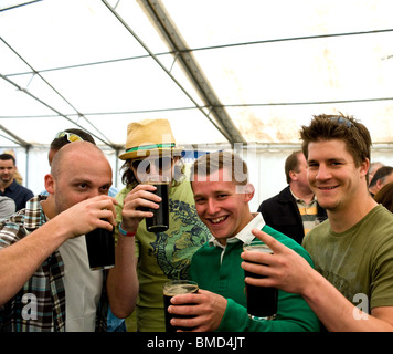 Quattro i clienti maschi che si diverte a cerchio del Festival della birra in Essex Foto Stock