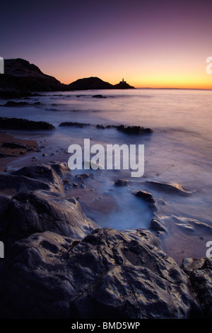 Bracciale Bay, Swansea Gower Peninsula, guardando fuori di Mumbles faro, alba. Foto Stock