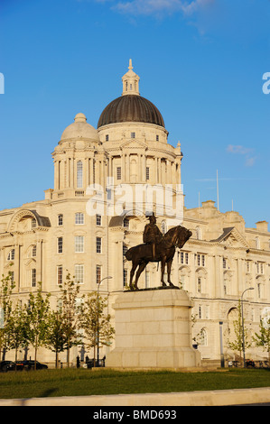 Porto di Liverpool Building, Il Grade ii Listed è un edificio situato a Pier Head su di Liverpool waterfront con Edward VII statua Foto Stock