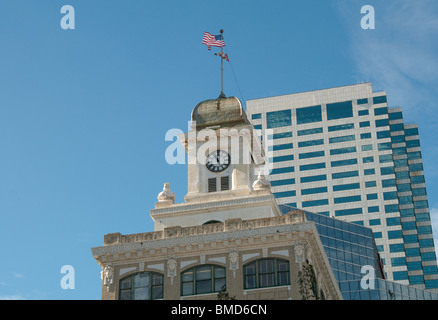 Vecchia Tampa City Hall costruito nel 1915 e alto edificio per uffici nel centro di Tampa, Florida, Stati Uniti d'America Foto Stock