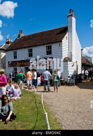 I clienti al di fuori del cerchio di casa pubblica nel villaggio di Stock in Essex. Foto di Gordon Scammell Foto Stock