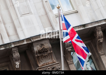Union Jack flag al di fuori di Londra edificio Foto Stock