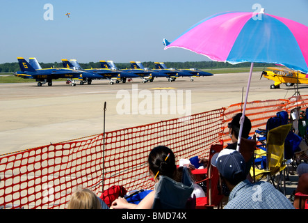 Gli spettatori airshow di guardare e in attesa per il Blue Angels per eseguire Foto Stock
