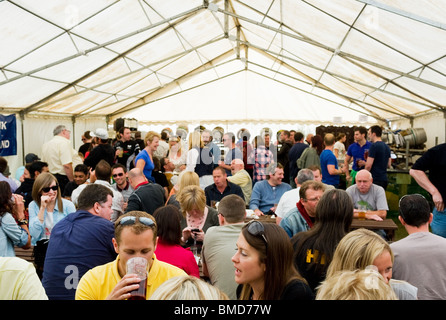 I clienti in un padiglione all'Hoop festa della birra in Essex. Foto di Gordon Scammell Foto Stock