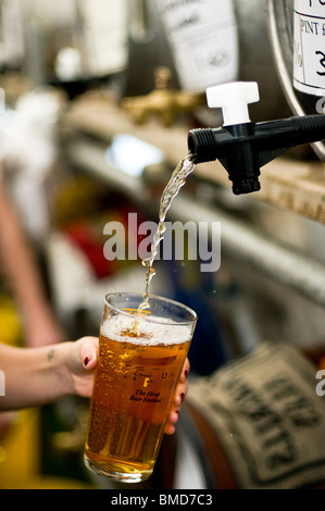 Una pinta di real ale che viene versato all'Hoop Pub festa della birra in magazzino in Essex. Foto Stock